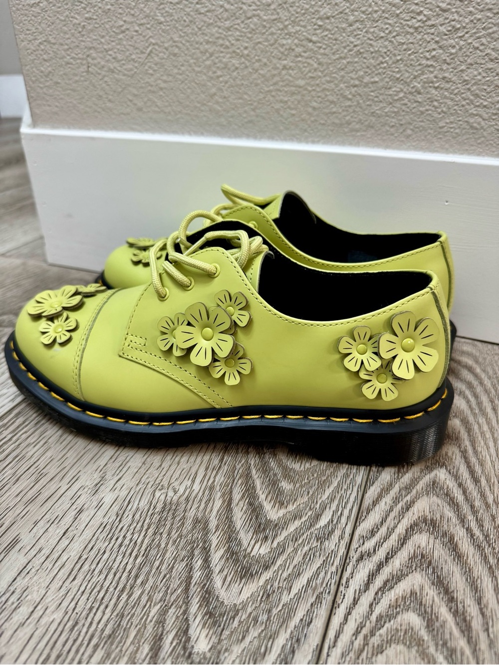 Dr. Martens 1461 Flower Applique Leather Oxford Shoes Women’s Size 9 - Picture 2 of 8